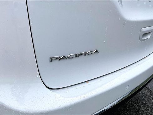 Used 2023 Chrysler Pacifica Touring-L FWD image 11
