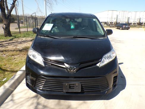 Used 2020 Toyota Sienna L image 10