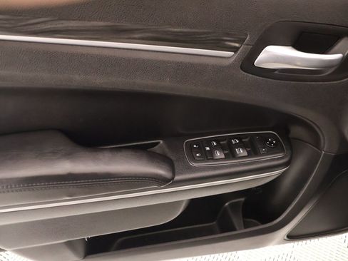 Used 2019 Chrysler 300 Touring w/ Chrome Appearance Package RWD image 14