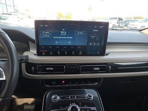 Used 2022 Lincoln Nautilus FWD w/ Premium Package image 18