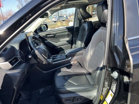 Used 2023 Toyota Highlander XLE image 13