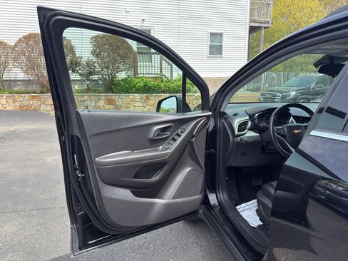 Used 2019 Chevrolet Trax LT w/ LT Convenience Package AWD/4WD image 15