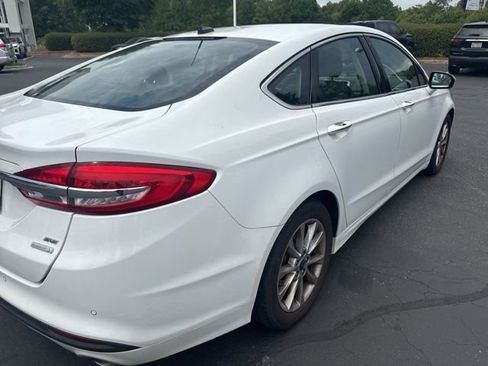 Used 2017 Ford Fusion SE w/ Fusion SE Technology Package FWD image 8