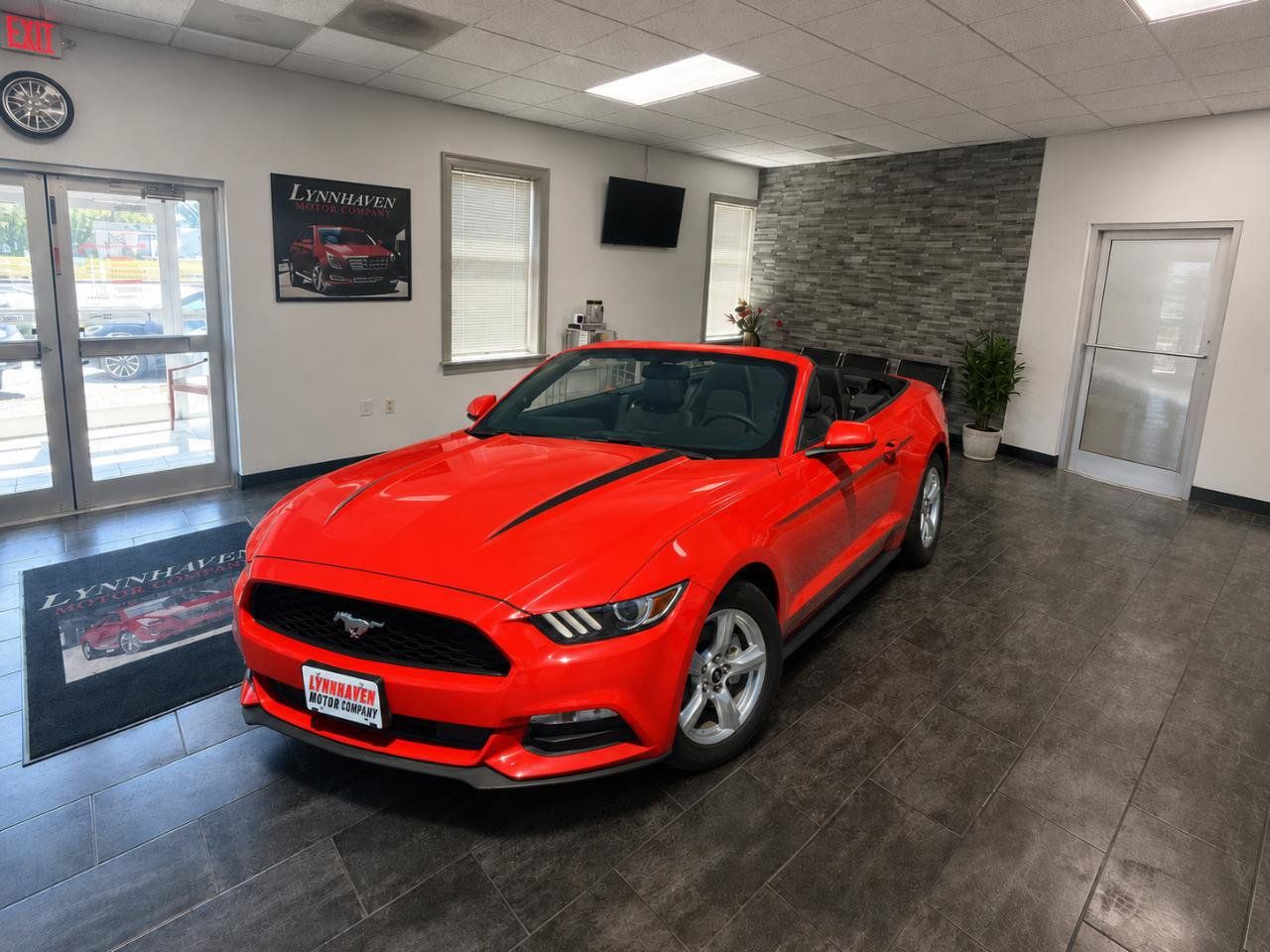 Used 2015 Ford Mustang Convertible RWD image 4