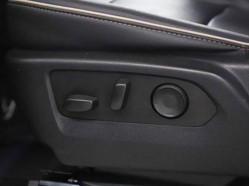 Used 2023 GMC Yukon XL SLT w/ SLT Premium Package image 33