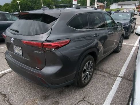 Used 2022 Toyota Highlander XLE AWD/4WD image 3
