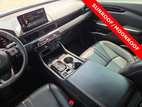 Used 2025 Honda Pilot TrailSport image 14