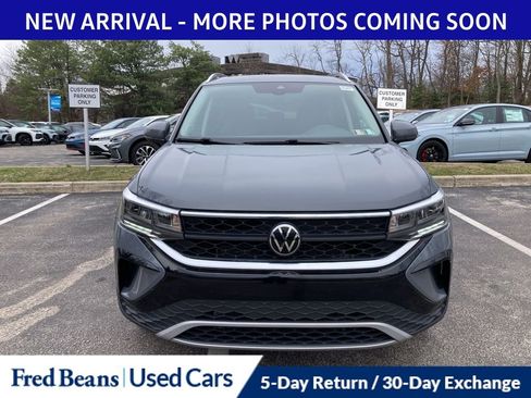 Used 2023 Volkswagen Taos SE w/ Panoramic Sunroof Package image 2