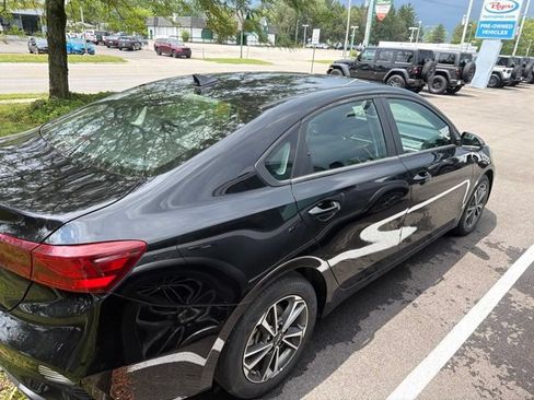 Used 2022 Kia Forte LXS w/ LXS Technology Package FWD image 4