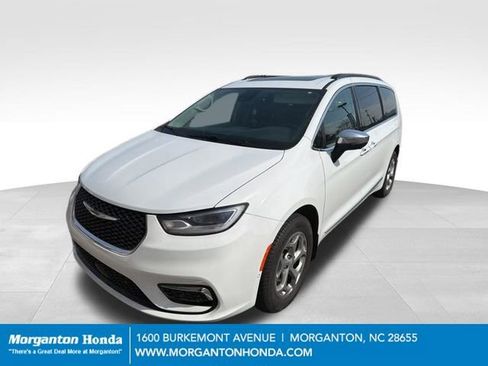 Used 2023 Chrysler Pacifica Limited w/ Uconnect Theater Family Group image 2