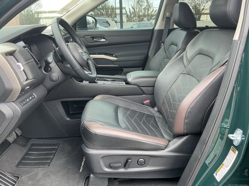 Used 2024 Nissan Pathfinder Platinum w/ Cargo Package image 12