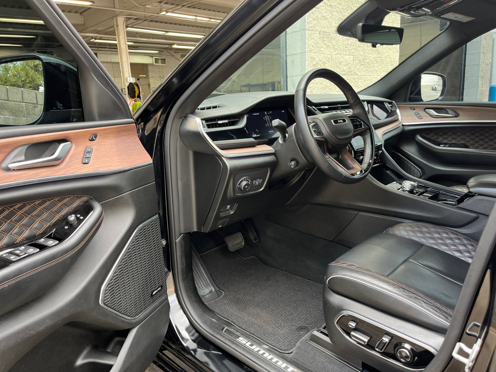 Used 2023 Jeep Grand Cherokee Summit w/ Adv Protech Group IV AWD/4WD image 10