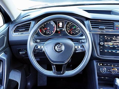 Used 2021 Volkswagen Tiguan SE image 19