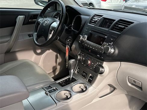 Used 2011 Toyota Highlander SE image 11