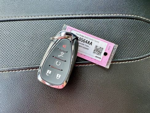 Used 2023 Chevrolet Traverse Premier image 34