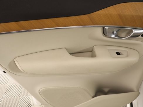 Used 2022 Volvo XC90 T5 Momentum image 18