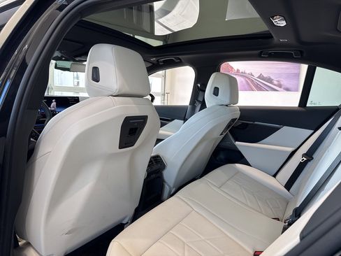 Used 2025 BMW 530i xDrive w/ Premium Package image 40