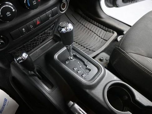 Used 2018 Jeep Wrangler Unlimited Sahara AWD/4WD image 33