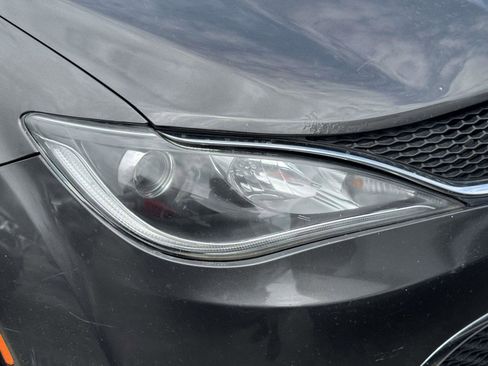 Used 2019 Chrysler Pacifica Touring-L FWD image 6