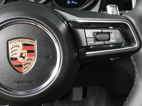 Certified 2025 Porsche Macan image 12