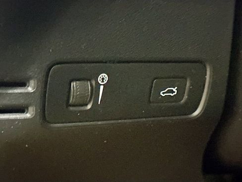 Used 2021 Volvo XC40 T5 R-Design w/ Climate Package image 11