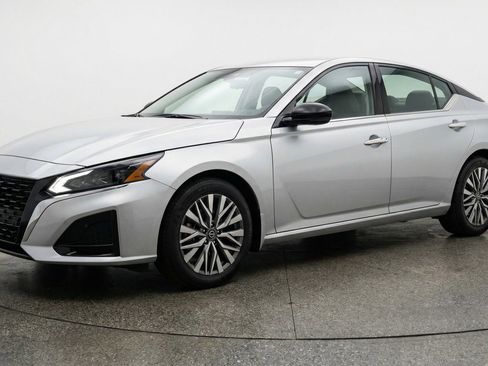 Used 2025 Nissan Altima 2.5 SV image 3