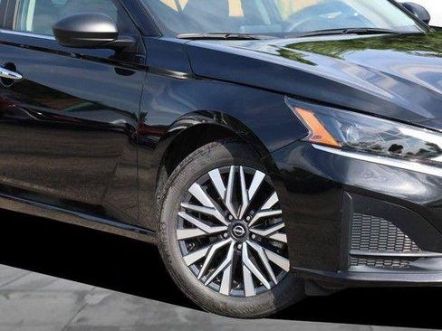 Used 2025 Nissan Altima 2.5 SV FWD image 3
