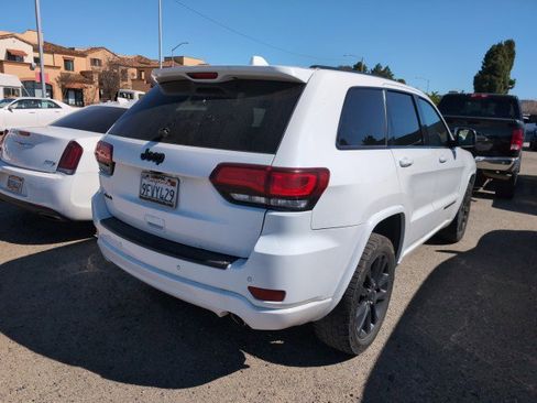 Used 2021 Jeep Grand Cherokee Laredo X image 3