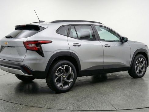 Used 2025 Chevrolet Trax LT FWD image 7