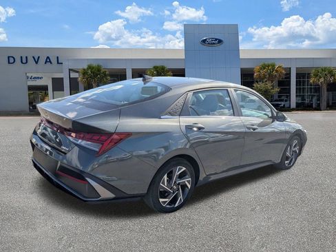 Used 2025 Hyundai Elantra Limited FWD image 4