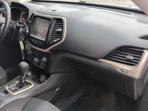 Used 2017 Jeep Cherokee Latitude w/ Safety/Convenience Group image 28