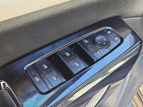 Used 2022 Nissan Pathfinder SV image 19