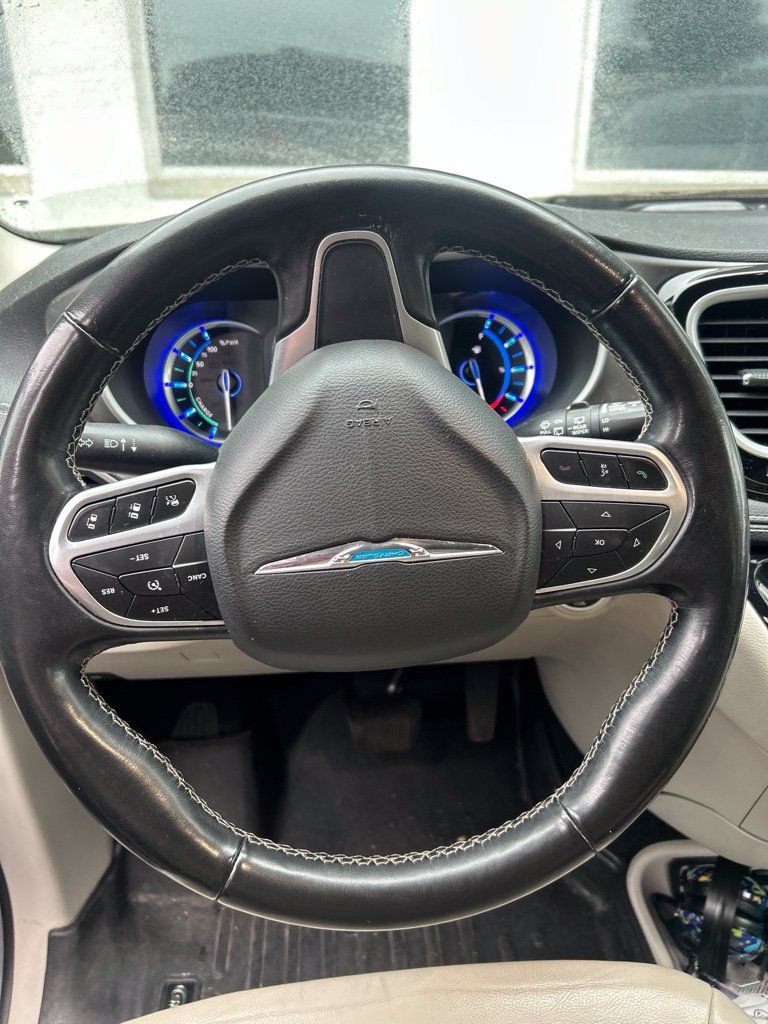 Used 2021 Chrysler Pacifica Touring-L FWD image 7