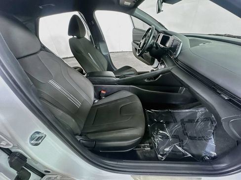Used 2025 Hyundai Elantra Sport FWD image 12