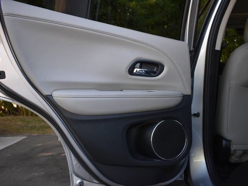 Used 2021 Honda HR-V EX-L image 12