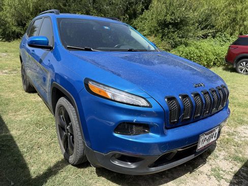 Used 2018 Jeep Cherokee Latitude w/ Altitude Package FWD image 5