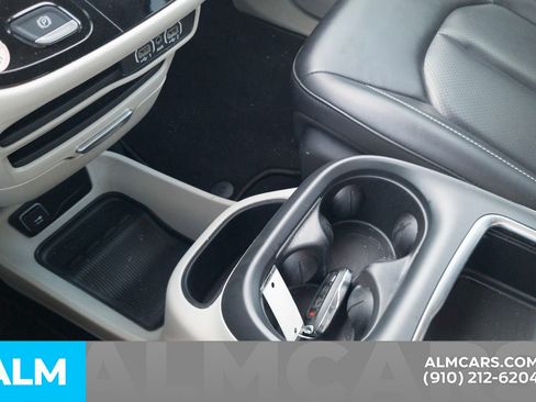 Used 2023 Chrysler Pacifica Touring-L image 10