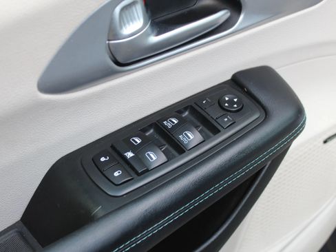 Used 2018 Chrysler Pacifica Limited w/ Advanced Safetytec Group FWD image 24