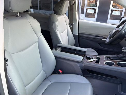Used 2023 Toyota Sienna XLE FWD image 5