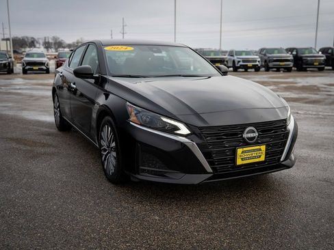 Used 2024 Nissan Altima 2.5 SV image 3