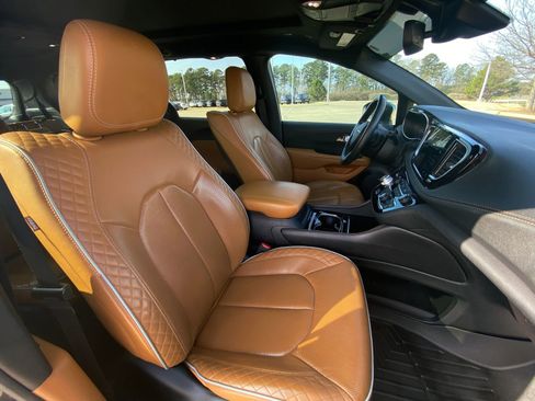 Used 2021 Chrysler Pacifica Pinnacle image 14