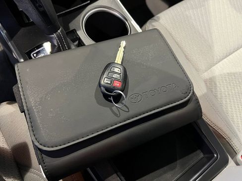 Used 2015 Toyota Camry LE image 43