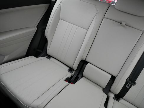 Certified 2023 Volkswagen Tiguan SE image 12