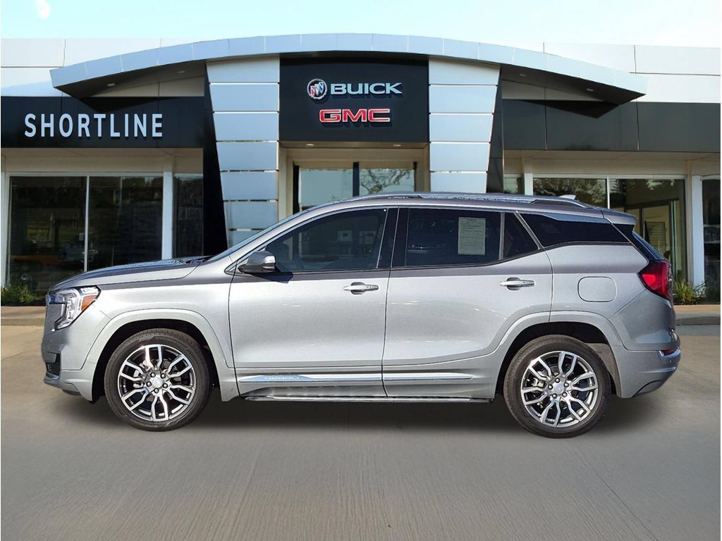 Used 2023 GMC Terrain Denali w/ Denali Premium Package AWD/4WD image 6