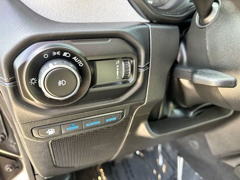 Used 2025 Jeep Wrangler Unlimited Sahara image 19