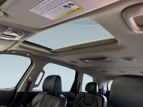 Used 2025 Kia Telluride S FWD image 24