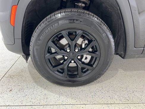 Used 2025 Jeep Grand Cherokee Altitude AWD/4WD image 30