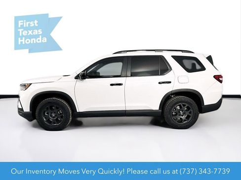 Used 2025 Honda Pilot TrailSport image 4