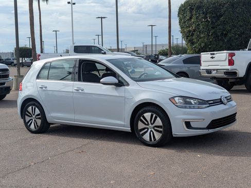 Used 2017 Volkswagen e-Golf SE image 8