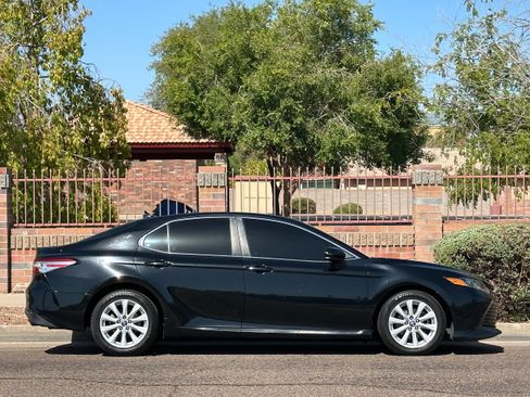 Used 2019 Toyota Camry LE FWD image 9